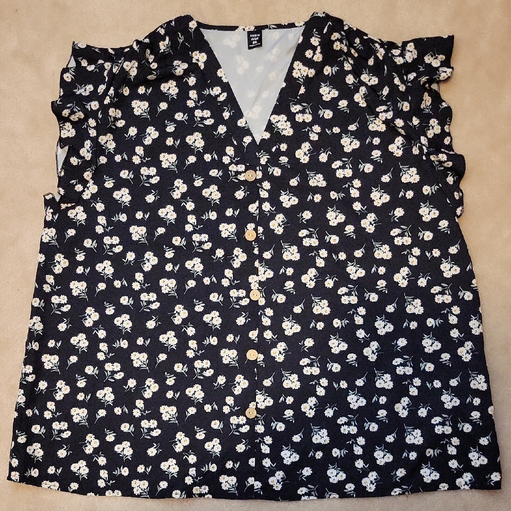 🤑⬇️Shein Curve Black and White Floral Blouse NWOT
